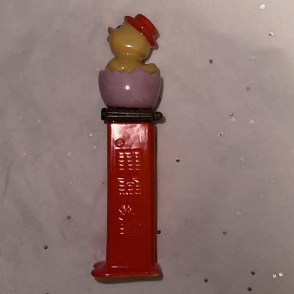 Vintage Retrospect Pez NIB Porcelain, Yellow Chick In Purple Egg, Red Hat, Metal - Picture 3 of 6